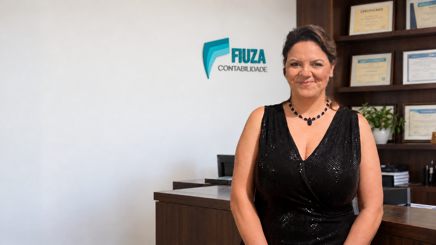 Composição institucional com Débora Fiuza em uma recepção com a marca Fiuza Contabilidade