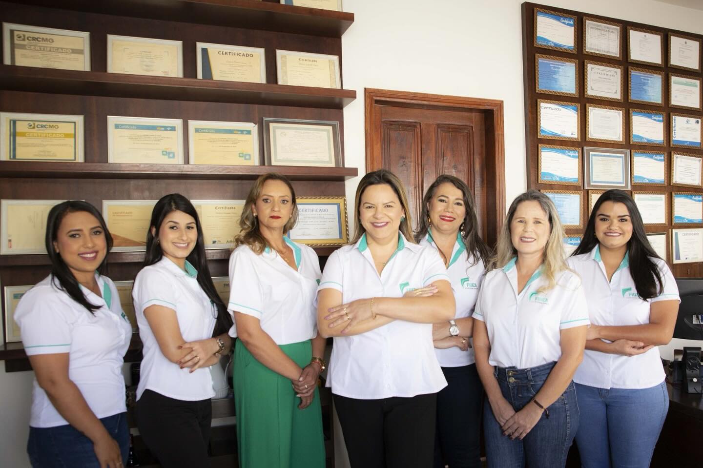 Fotografia real da equipe Fiuza no escritório