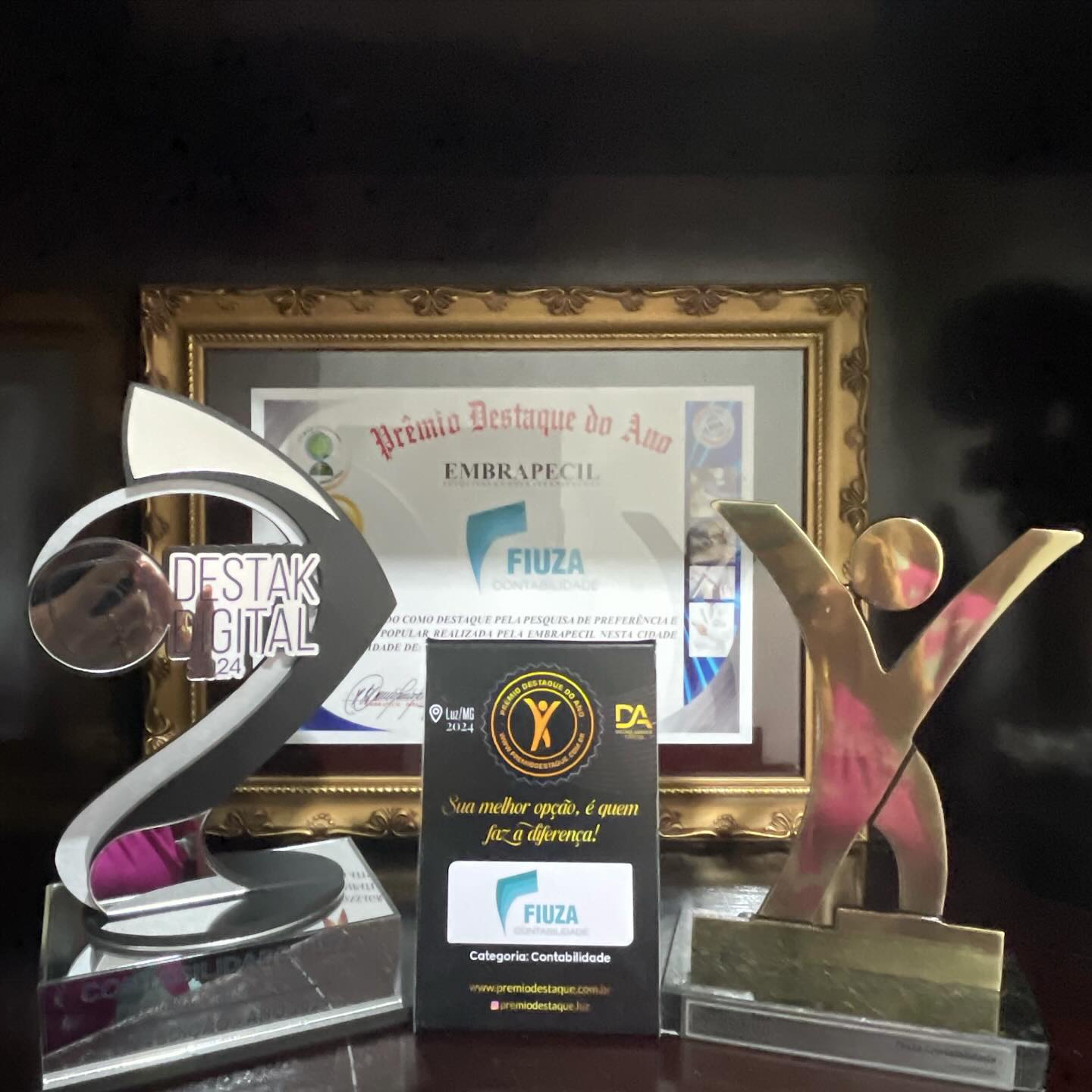 Fotografia dos troféus e certificado recebidos pela Fiuza Contabilidade